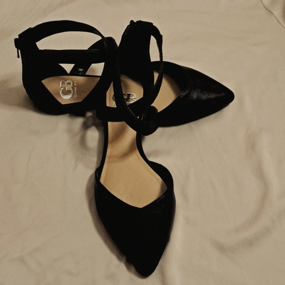 Black Gianni Bini size 8 flats.
